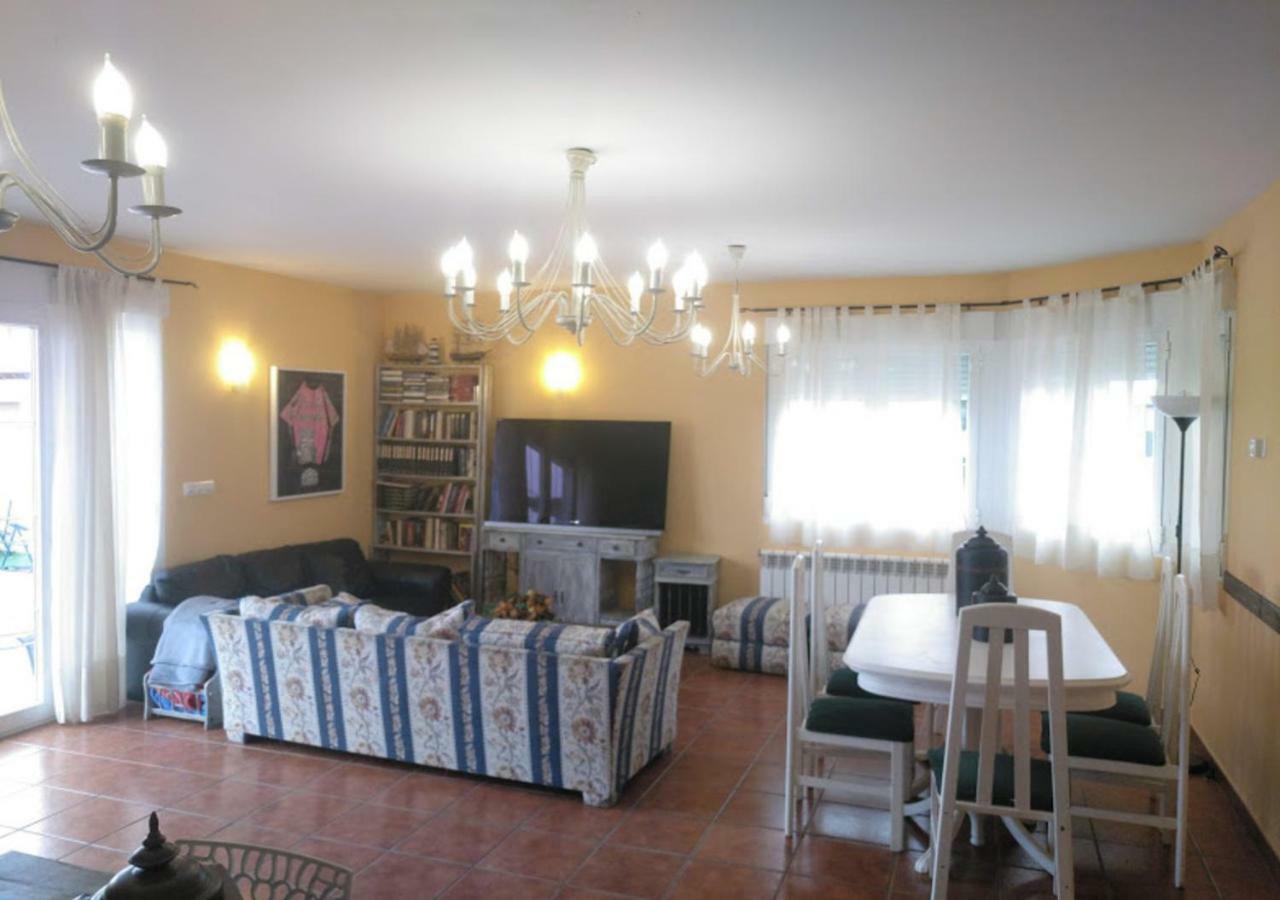 Tiara Vacaciones Villa Nava de la Asuncion Bagian luar foto